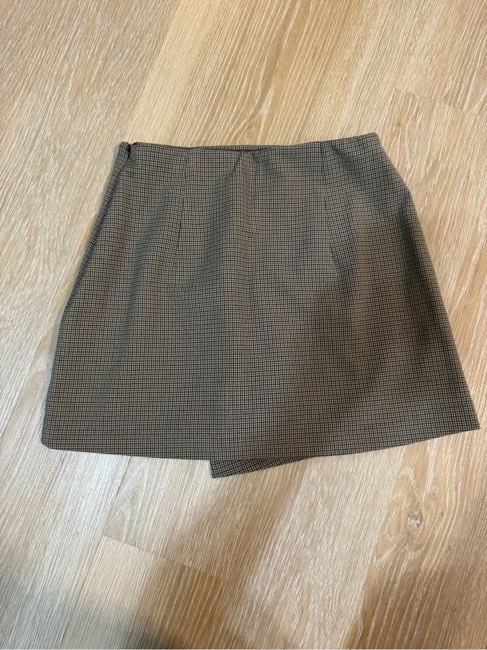 Abercrombie & Fitch Scarlett Mini Skort in Brown Houndstooth - Picture 2 of 3